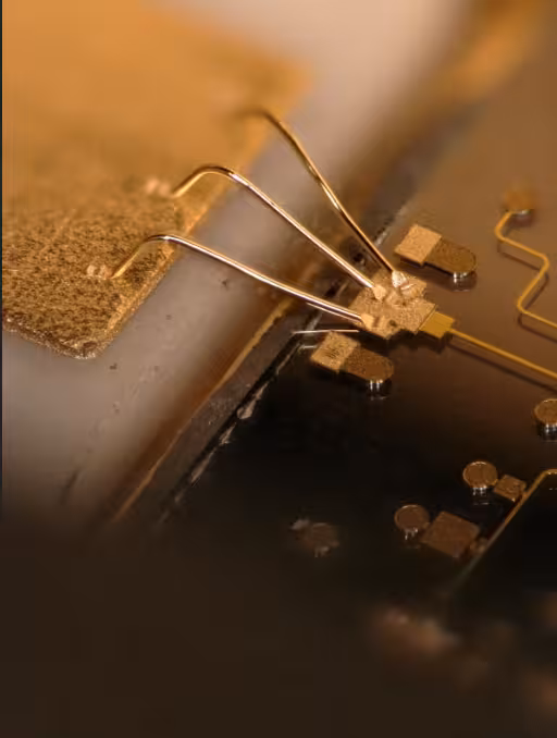 RF Wirebonds between an integrated circuit and microstrip transmission line